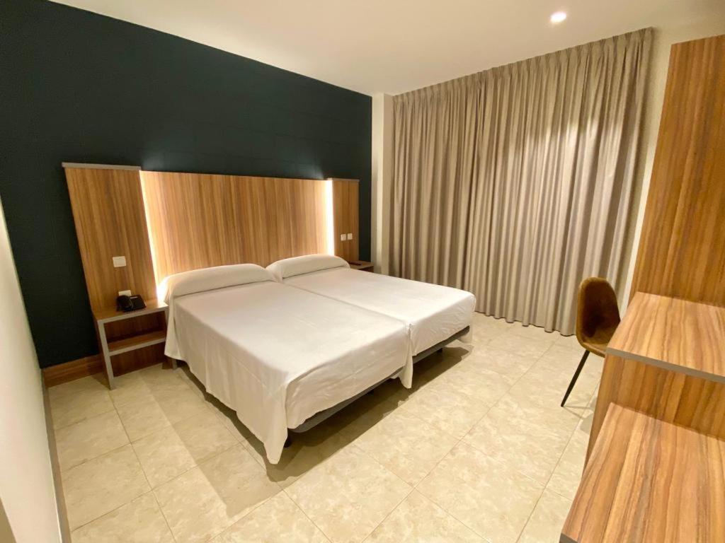 Hotel Camino Real Dueñas Exteriér fotografie