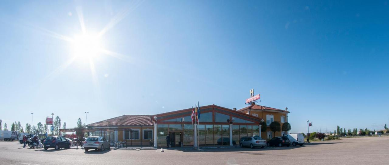 Hotel Camino Real Dueñas Exteriér fotografie